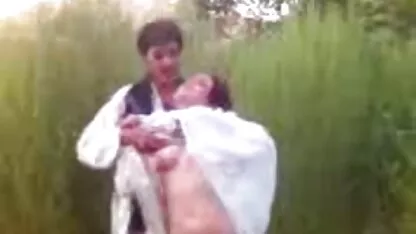 Ով պետք է հագուստ, երբ տաք հենթաի սեքս կա երկու աղջիկ