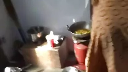 Սպիտակ նստավայրը էշի տաք պոռնո զգեստ վրա,